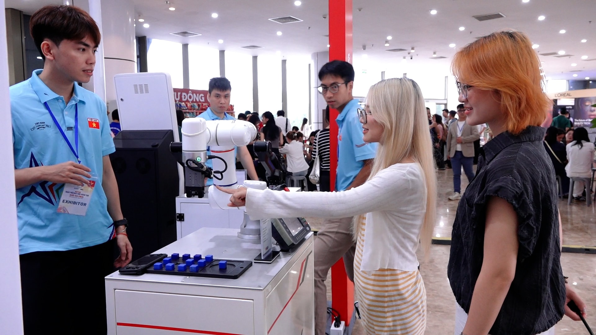 Khách trải nghiệm robot, UAV tại triển lãm Đổi mới sáng tạo