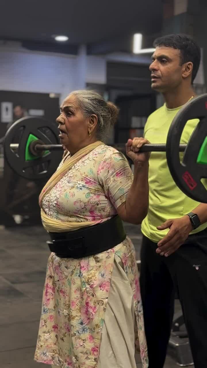Người phụ nữ Ấn Độ chiến thắng bệnh viêm khớp, nâng tạ 105 kg
