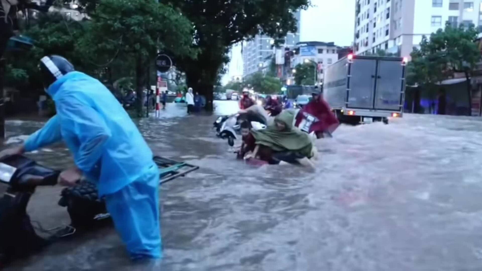 Lao nhanh qua vùng ngập nước, xe tải xô ngã nhiều xe máy