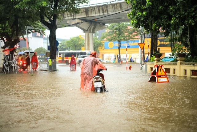 Sau khi lội nước ngập do mưa bão, khi về nhà cần làm luôn những việc này để bảo vệ sức khỏe - Ảnh 1.