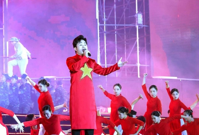 Tùng Dương, Đức Phúc, Hòa Minzy hỗ trợ người dân khắc phục hậu quả sau bão- Ảnh 1.