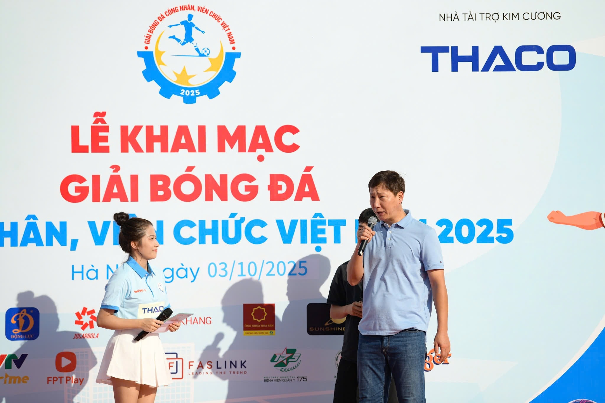 Huấn luyện viên Kim Sang-sik tham dự khai mạc.