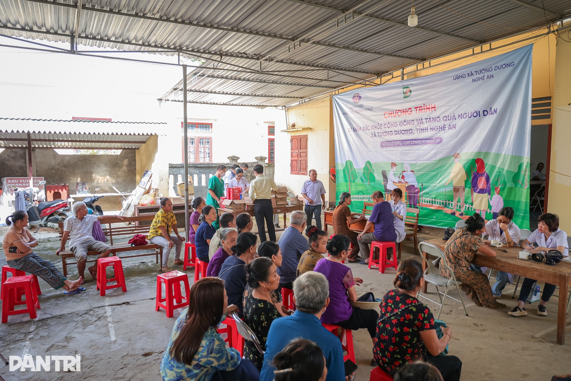 Sợ qua sông, nhưng chúng tôi vẫn muốn gặp bác sĩ để nghe tư vấn sức khỏe - 7