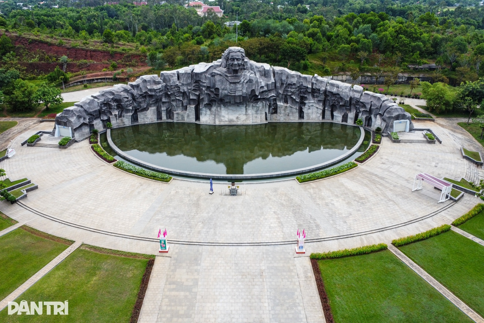 Khắc ghi công lao Mẹ Việt Nam Anh hùng và vị thuyền trưởng tàu không số - 1