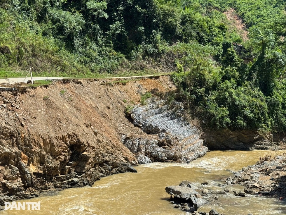 Báo Dân trí hỗ trợ khẩn cấp 6 hộ dân bị sập nhà sau bão Bualoi - 10