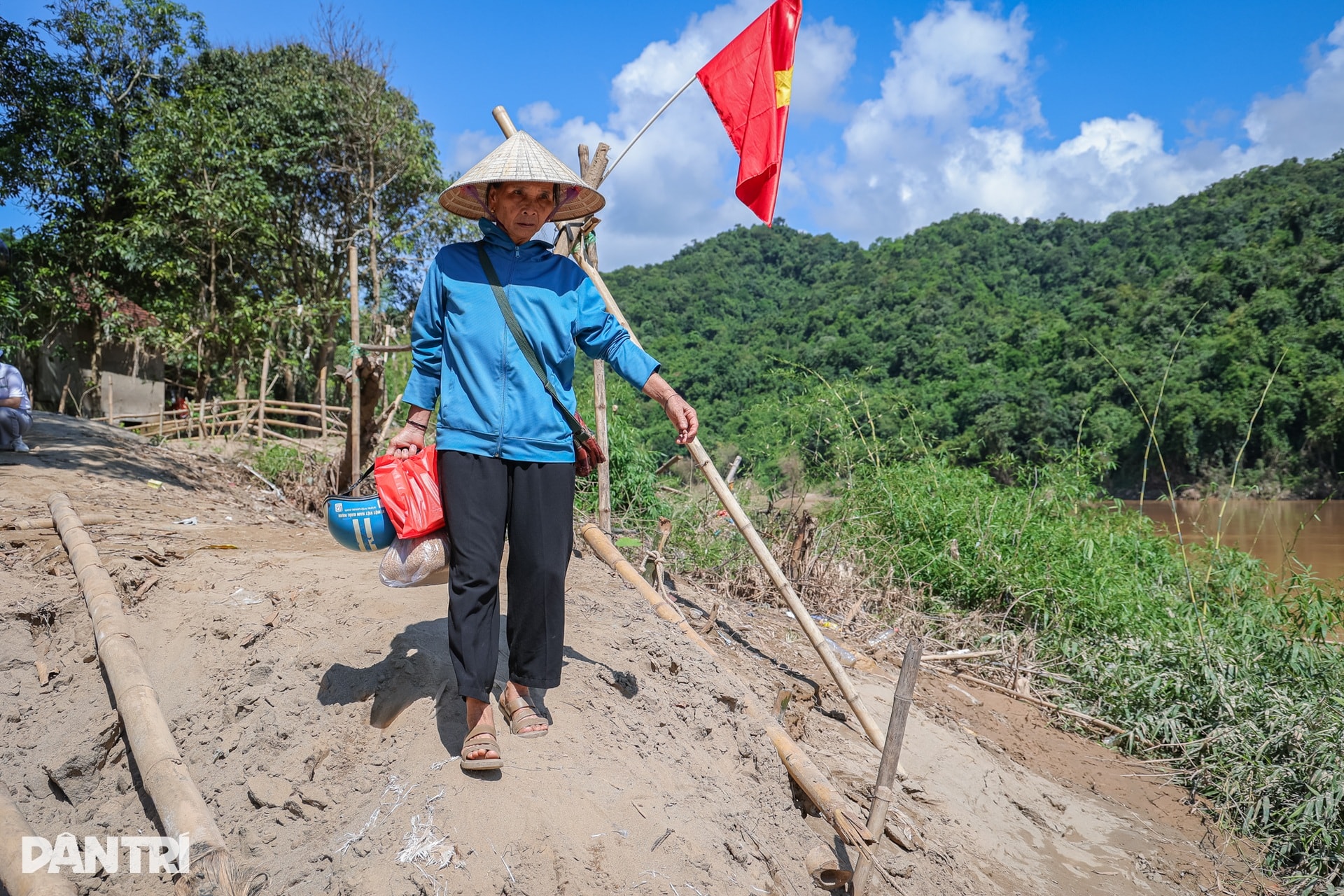 Sợ qua sông, nhưng chúng tôi vẫn muốn gặp bác sĩ để nghe tư vấn sức khỏe - 5