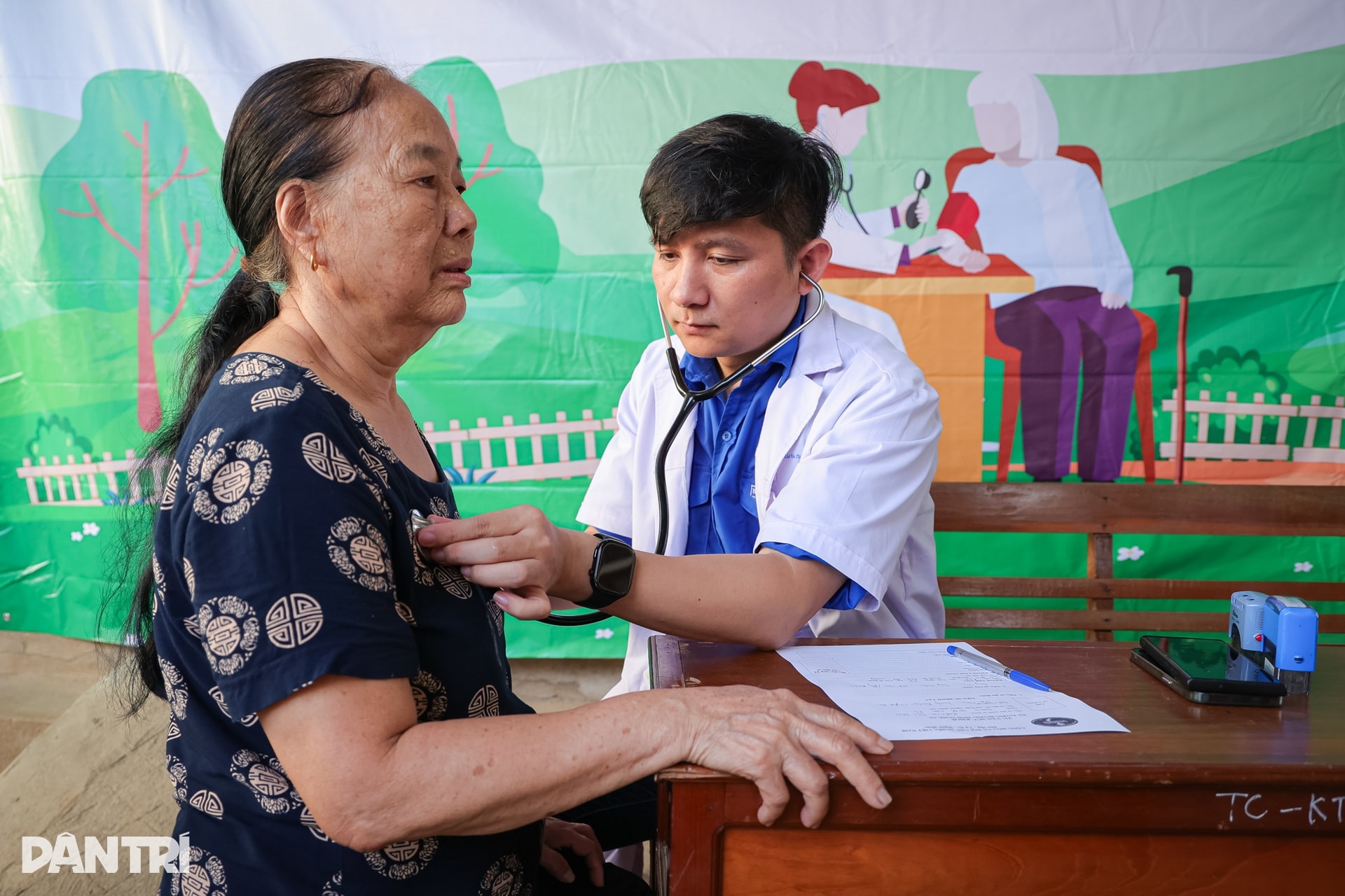 Sợ qua sông, nhưng chúng tôi vẫn muốn gặp bác sĩ để nghe tư vấn sức khỏe - 9