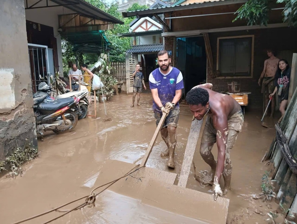 Nhóm khách Tây giúp cả xóm ở Hà Giang dọn nhà, quét bùn đất tới 4h sáng - 1