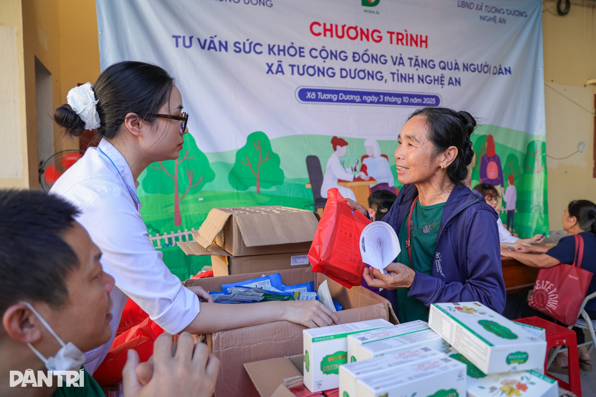 Sợ qua sông, nhưng chúng tôi vẫn muốn gặp bác sĩ để nghe tư vấn sức khỏe - 10