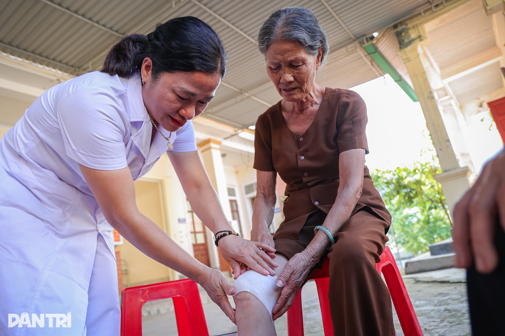 Sợ qua sông, nhưng chúng tôi vẫn muốn gặp bác sĩ để nghe tư vấn sức khỏe - 12