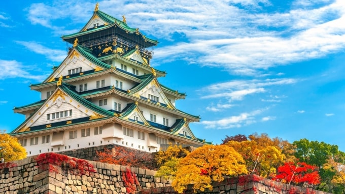 Thành cổ Osaka mùa lá đỏ, lá vàng. Ảnh: byFood