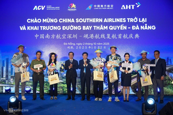 Những hành khách đầu tiên trên chuyến bay từ Thâm Quyến đến Đà Nẵng được chào đón, tối 2/10. Ảnh: Nguyễn Đông