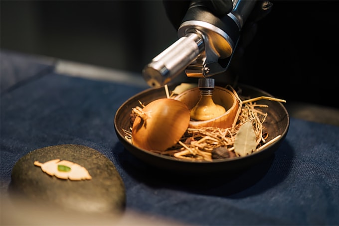 Nhà hàng Michelin nơi phở Việt kết hợp táo bạo với mì satay