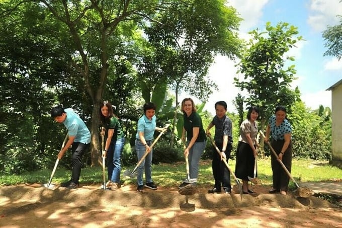 Đại diện Opella Việt Nam cùng Hope và đại diện địa phương trong lễ khởi công dự án Vệ sinh học đường 2025 tại Quảng Trị. Ảnh: Võ Thạnh