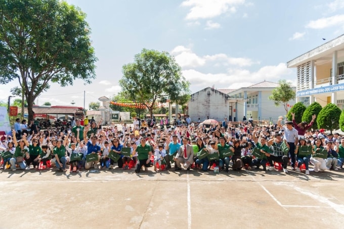 Các em học sinh vùng cao đón nhận nhà vệ sinh mới đạt chuẩn, với sự tài trợ từ Opella Việt Nam. Ảnh Tùng Đinh