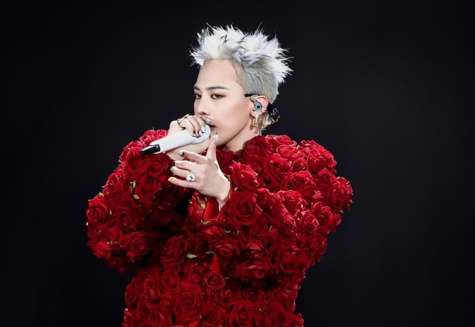Ông hoàng Kpop G-Dragon gây chú ý với fan khi diện áo hoa hồng, đội vương miện ở đêm diễn đầu tiên trong khuôn khổ World Tour Übermensch hồi tháng 3. Ảnh: X Candyinyourheart