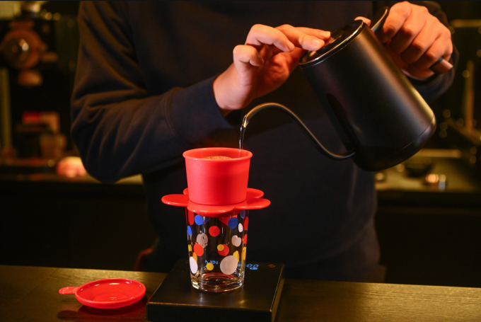 Các nghiên cứu chỉ ra rằng cà phê đã được lọc, như cà phê nhỏ giọt, thường không làm tăng cholesterol. Ảnh: Giang Huy