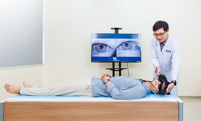 Bác sĩ Phát đo chức năng tiền đình cho người bệnh. Ảnh: Phòng khám Đa khoa Tâm Anh Quận 7