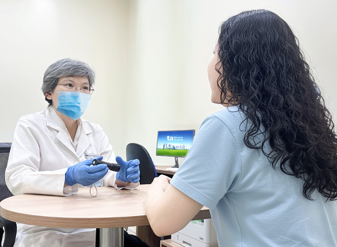 Bác sĩ Bích tư vấn cho chị Duyên. Ảnh: Bệnh viện Đa khoa Tâm Anh
