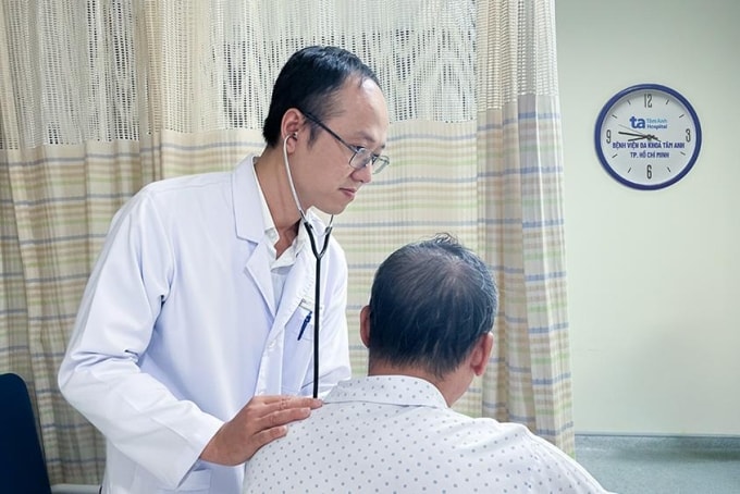 Bác sĩ Tuấn kiểm tra sức khỏe tim mạch cho bệnh nhân trước lúc xuất viện. Ảnh: Hạ Vũ