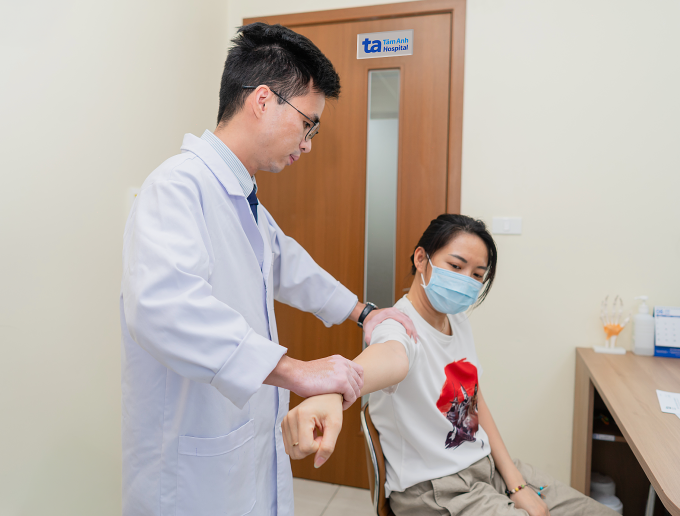 Bác sĩ Bửu đánh giá tình trạng tay người bệnh. Ảnh minh họa: Bệnh viện Đa khoa Tâm Anh
