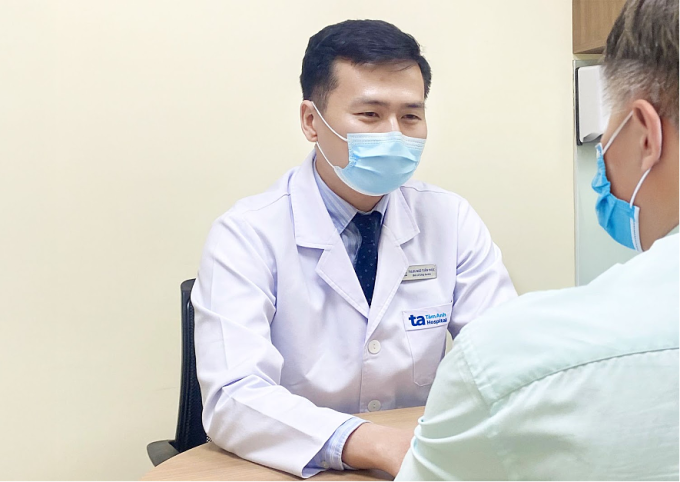 Bác sĩ Phúc tư vấn cho ông Minh. Ảnh: Bệnh viện Đa khoa Tâm Anh