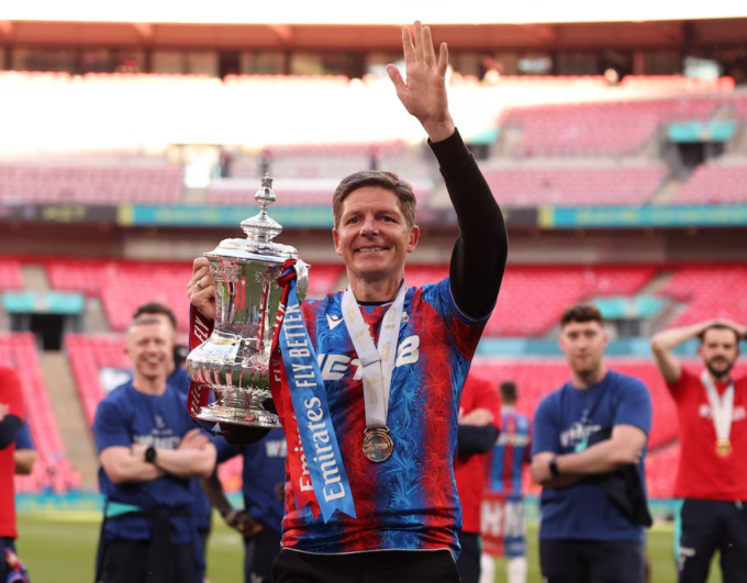 Oliver Glasner ăn mừng với chiếc Cup, sau khi Crystal Palace thắng Man City ở chung kết Cup FA trên sân Wembley, London, Anh ngày 17/5/2025. Ảnh: Reuters