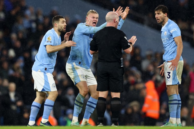 Mateo Kovacic (trái), Erling Haaland và Ruben Dias (phải) phản ứng với trọng tài Simon Hooper trong trận Ngoại hạng Anh giữa Man City với Tottenham trên sân Etihad ngày 3/12. Ảnh: AFP