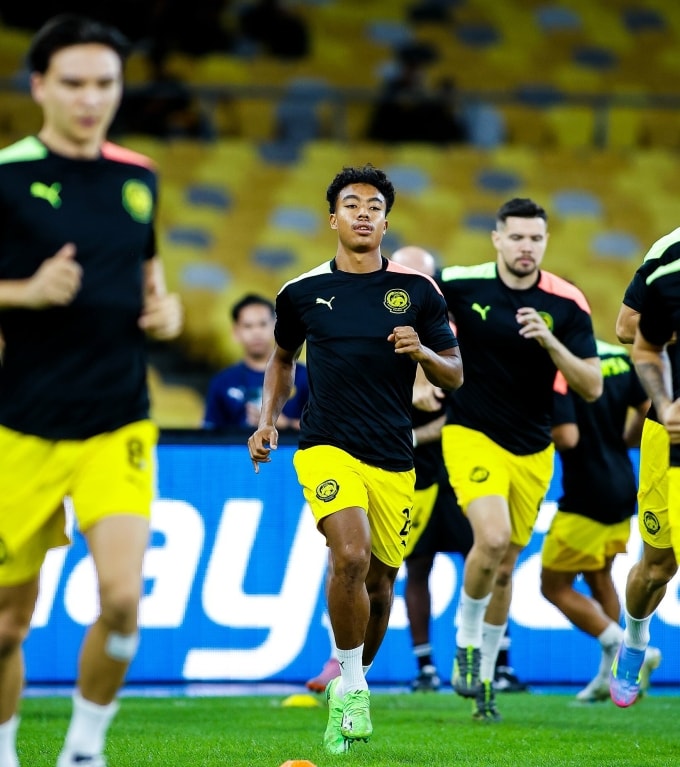 Hậu vệ Malaysia Richard Chin (giữa) khởi động trước trận giao hữu thắng Singapore 2-1, trên sân Bukit Jalil, Malaysia vào ngày 4/9/2025. Ảnh: FAM