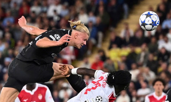 Haaland đánh đầu ghi bàn thứ hai cho Man City trước Monaco, trên sân Louis II, tối 1/10/2025. Ảnh: Reuters