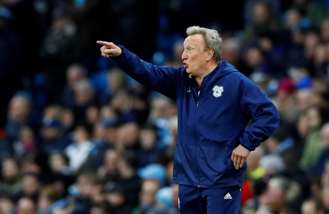 HLV Neil Warnock chỉ đạo các cầu thủ Cardiff City trong trận gặp Man City tại Ngoại hạng Anh trên sân Etihad, Manchester, Anh ngày 3/4/2019. Ảnh: Reuters