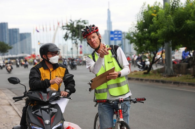 Ông Kim Vivian - chuyên gia AIMS đo đường chạy VnExpress Marathon Ho Chi Minh City Midnight 2023. Ảnh: Trần Quỳnh