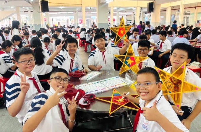 Học sinh lớp 6, 7  trường THCS Nguyễn Du tự làm lồng đèn Trung thu trong hoạt động trải nghiệm, ngày 30/9. Ảnh: THCS Nguyễn Du