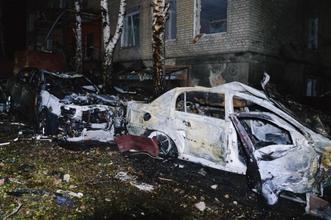 Xe bị hư hỏng nghiêm trọng sau cuộc không kích của Nga ở Kharkov, Ukraine ngày 1/10. Ảnh: Reuters