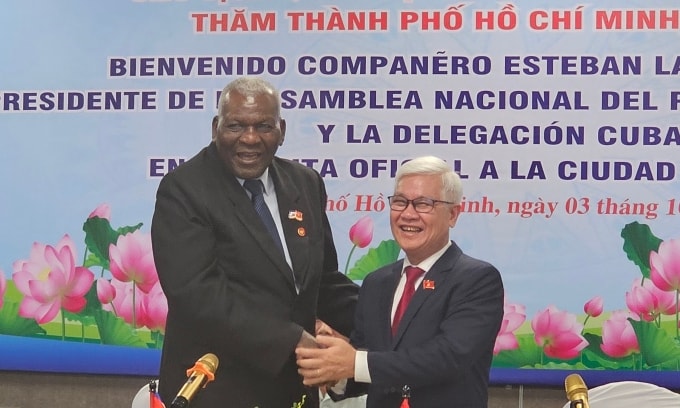 Chủ tịch Quốc hội Cuba Esteban Lazo Hernandez (trái) và ông Nguyễn Văn Lợi, Uỷ viên Trung ương Đảng, Trưởng đoàn đại biểu Quốc hội TP HCM, tại sự kiện ngày 3/10. Ảnh: Thanh Danh