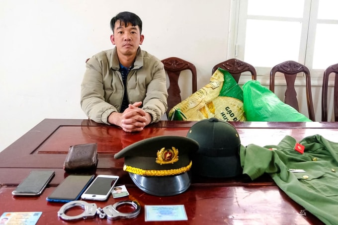 Huỳnh Lê Công cùng các trang phục, vật dụng giả tại cơ quan công an. Ảnh: Lê Tiến