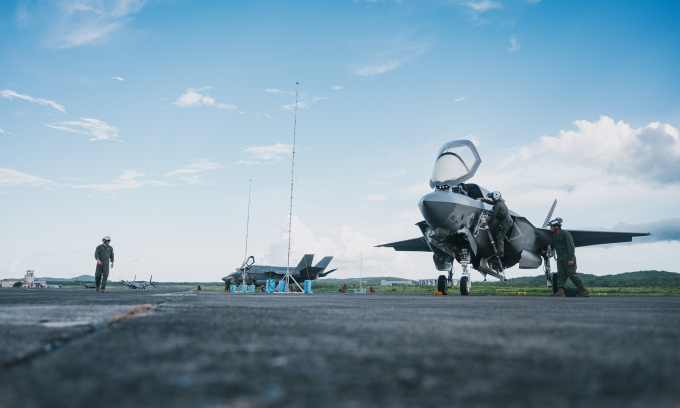 Cột thu lôi được dựng gần tiêm kích F-35B tại Puerto Rico hôm 13/9. Ảnh: USAF