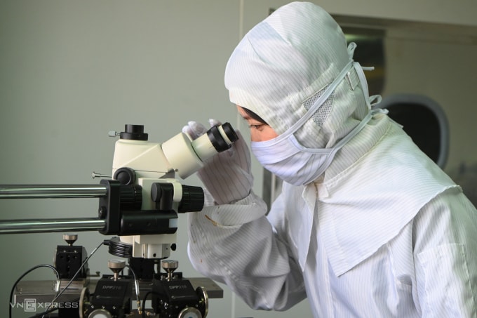 Sinh viên tham quan Phòng sạch, nơi nghiên cứu về bán dẫn của trường Đại học Khoa học Tự nhiên, Đại học Quốc gia Hà Nội. Ảnh: Giang Huy