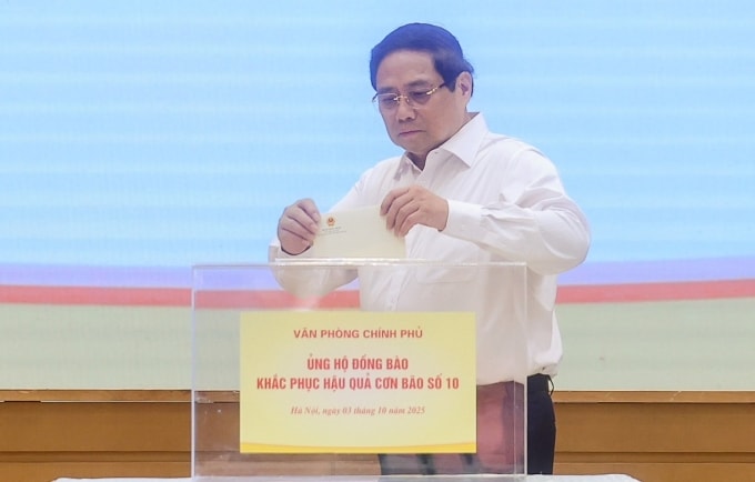 Thủ tướng Phạm Minh Chính quyên góp ủng hộ đồng bão bị ảnh hưởng bởi bão Bualoi, sáng 3/10. Ảnh: Nhật Bắc