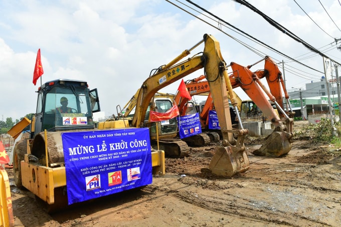 Lễ khởi công nâng cấp đường DT 830C. Ảnh: Bá An