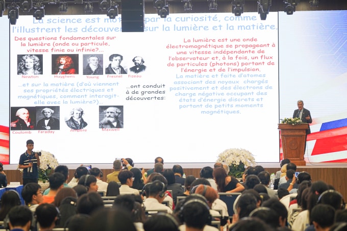 Hội trường tại Ngày hội Đổi mới sáng tạo chật kín người trong phiên chia sẻ của GS Haroche, tháng 10/2025. Ảnh: Lưu Quý