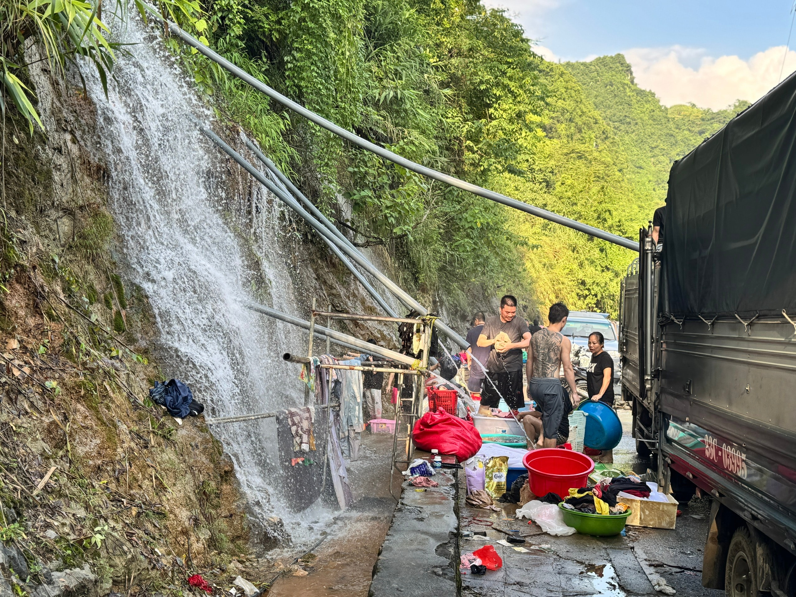 Thác nước check in thành điểm sinh hoạt chung sau lũ
