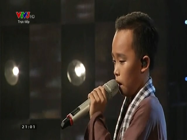 Hồ Văn Cường hát 'Còn thương rau đắng mọc sau hè'