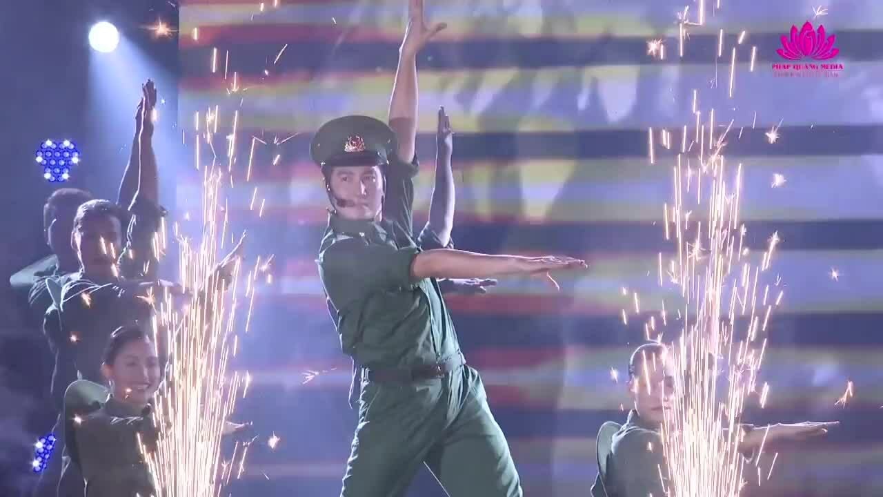 Nguyễn Phi Hùng hát