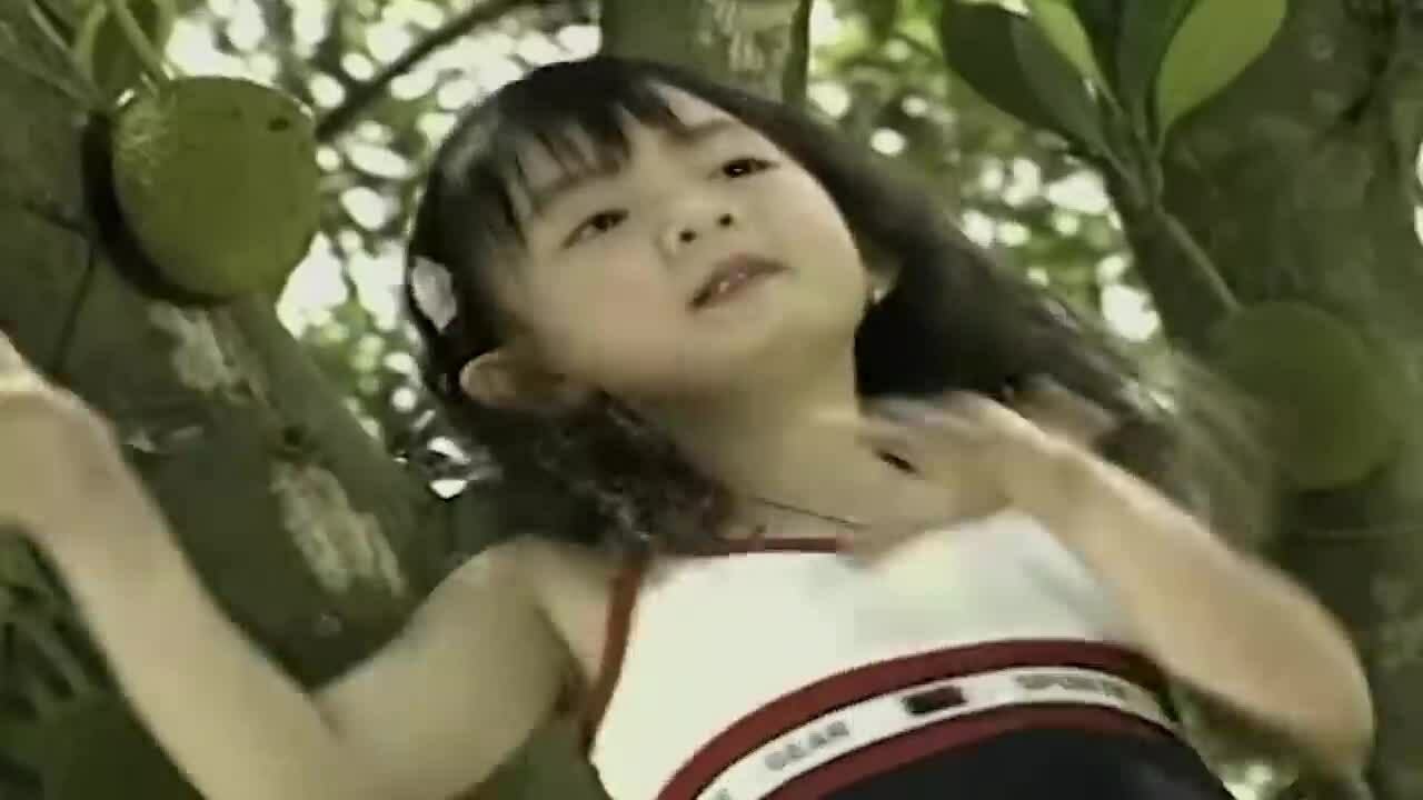 Xuân Mai hát