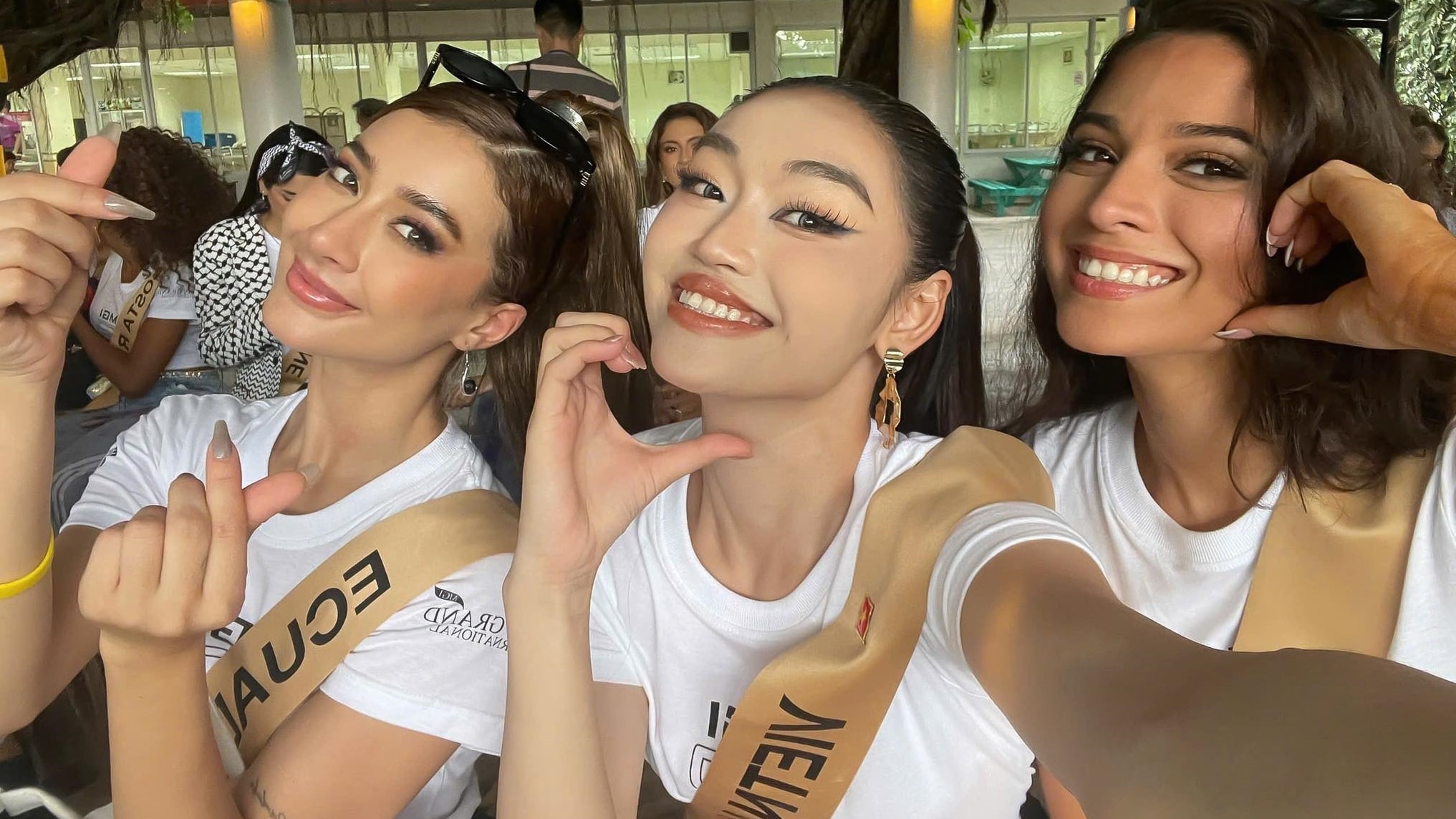 Yến Nhi giao lưu các thí sinh Miss Grand International