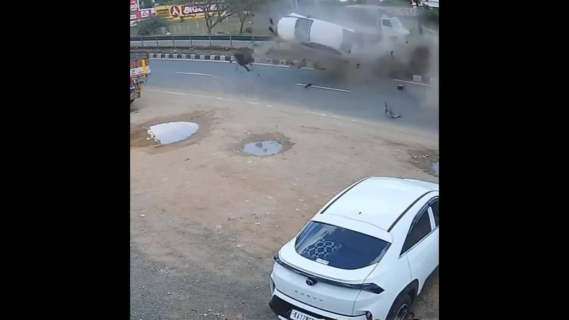 Ôtô bay qua dải phân cách, lật ngửa