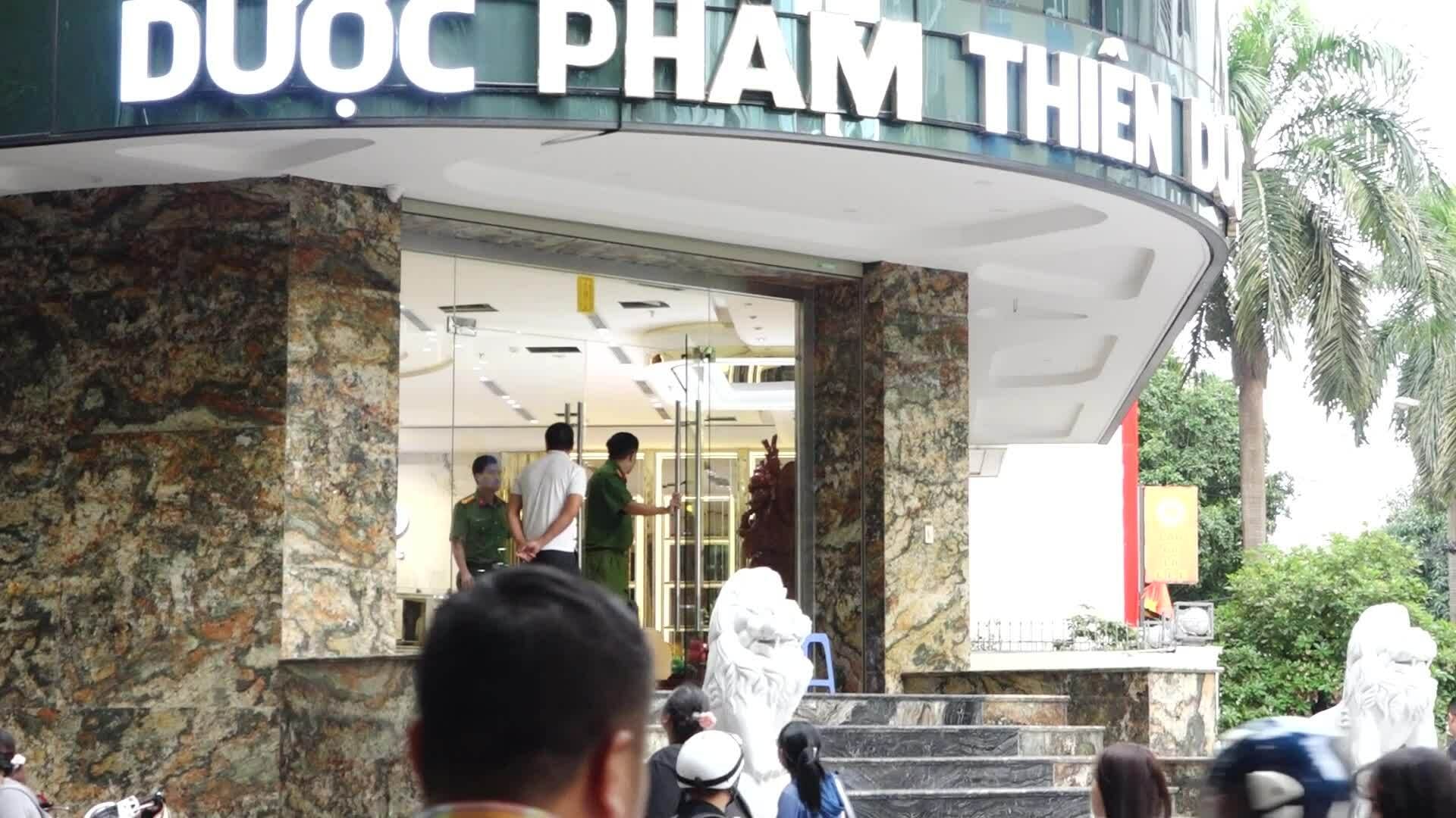 Công an tịch thu nhiều tài liệu máy tính tại trụ sở công ty của Hoàng Hường