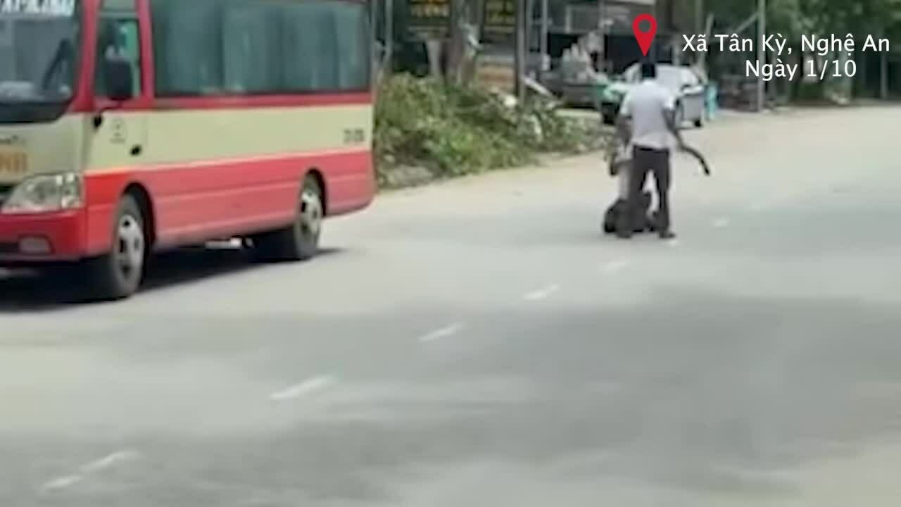 Tạm giữ người đánh nhân viên xe buýt, bắt quỳ giữa đường