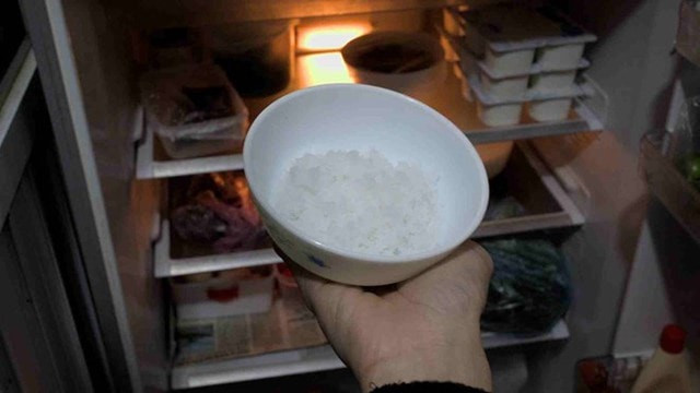 Để nắm muối vào tủ lạnh, bất ngờ công dụng ai đọc xong cũng muốn làm thử - Ảnh 1.